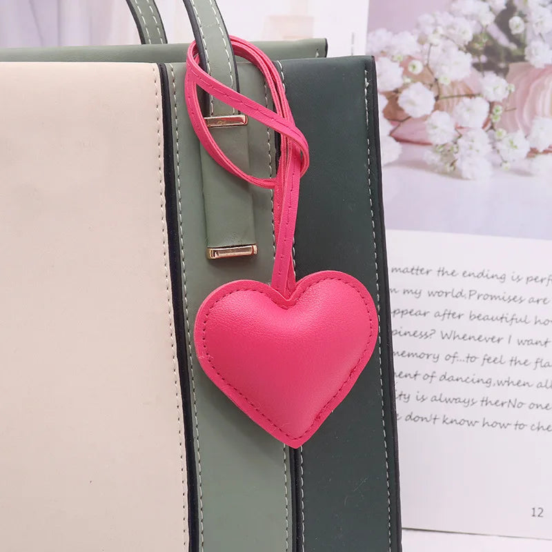Herz Schlüsselanhänger aus Leder in Rosa &amp; Rot – Süßer Love Keychain als Taschenanhänger &amp; Geschenkidee für Frauen und Mädchen 