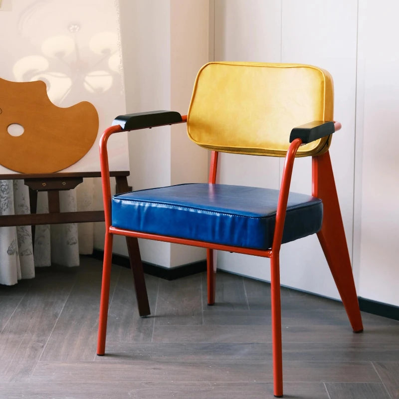 Memphis Style Designer-Lederstuhl mit Armlehnen – Moderner italienischer Retro Esszimmer- & Wohnzimmerstuhl mit Rückenlehne und Metallgestell