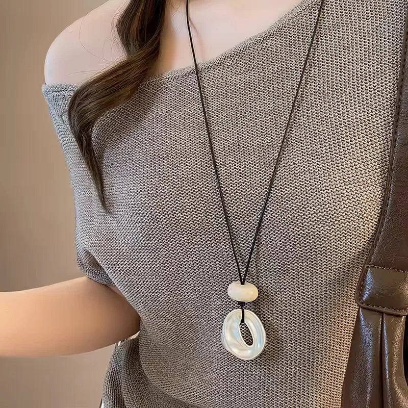 Verstellbare PU-Lederkette mit geometrischem Metallanhänger – Unisex Halskette mit irregulärem Charm & Clavicle Chain Design