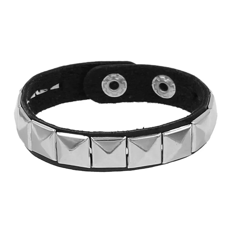 Punk Nietenarmband aus PU-Leder – Breites Gothic Lederarmband mit Spikes & Metallnieten, Verstellbares Unisex Cuff Bracelet
