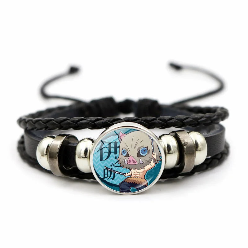 Demon Slayer™ Lederarmband mit Figuren-Charm – Tanjiro, Nezuko, Inosuke & Zenitsu | Verstellbares Fan-Armband mit Glasanhänger