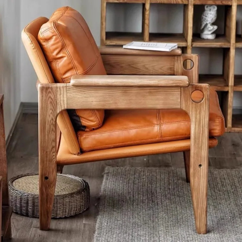 Luxuriöser Leder-Armchair im nordischen Design – Komfortabler Designer-Sessel aus Massivholz mit weicher Rückenlehne für Wohnzimmer
