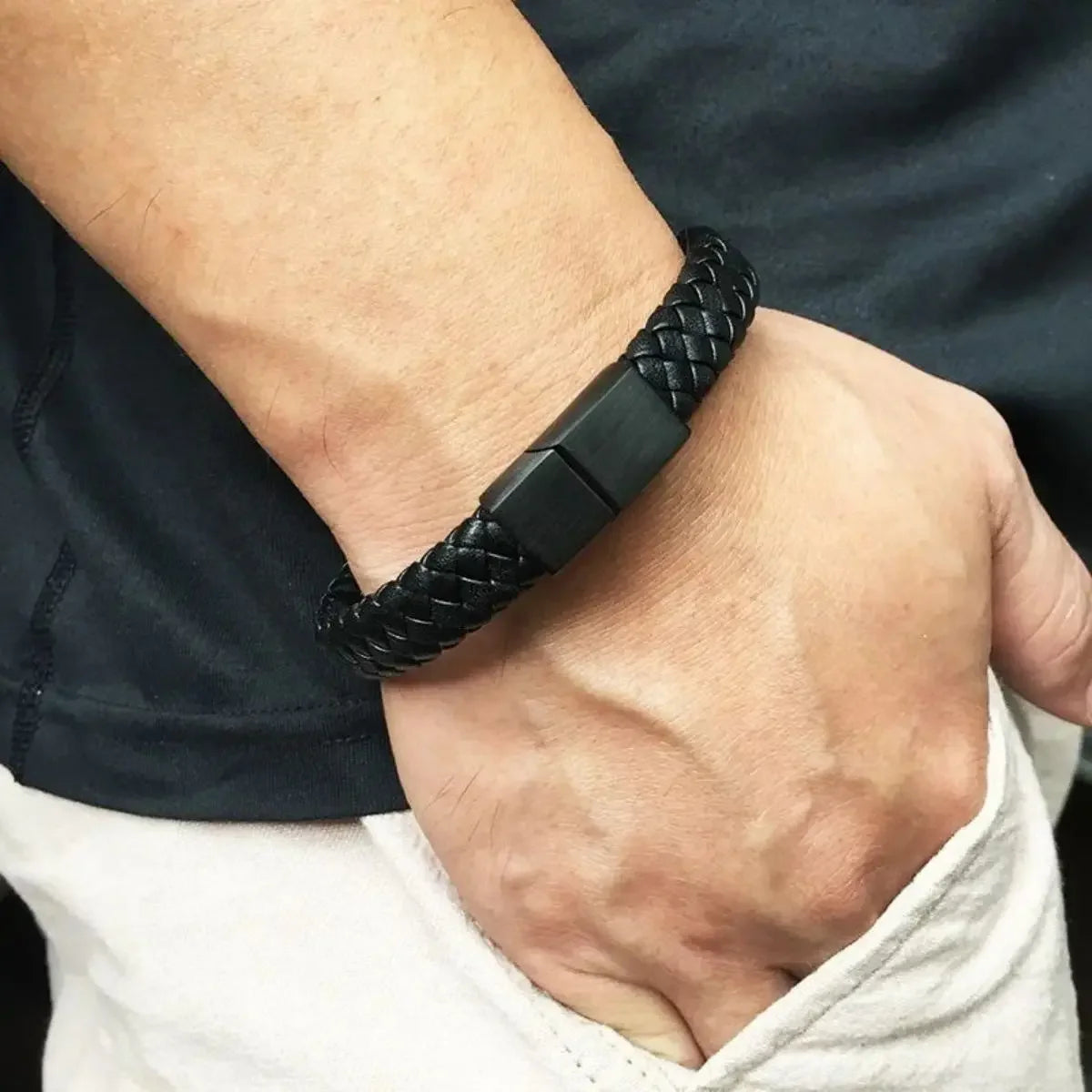 Retro Lederarmband für Herren – Offenes, handgeflochtenes Wickelarmband aus Leder, schlichtes Outdoor Armband in Schwarz