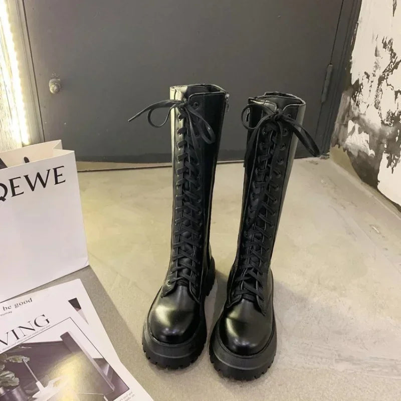 Damen Motorradstiefel aus PU-Leder – Schwarze Mid-Calf Boots mit Schnürung, Plateausohle & markantem Blockabsatz im Punk-Style