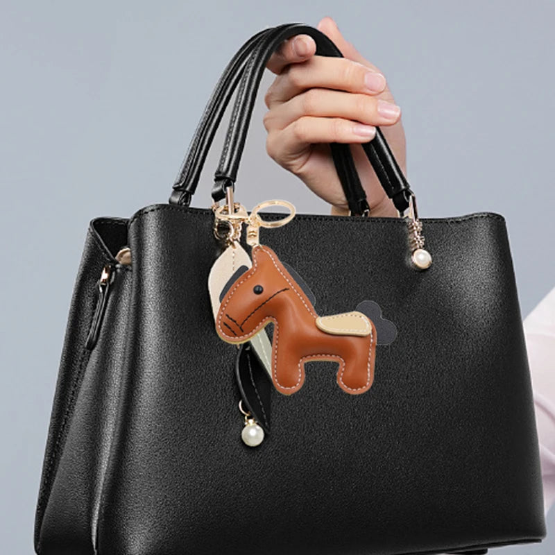 Niedlicher Pferde-Schlüsselanhänger aus PU-Leder – Cartoon Tier-Keychain als Taschen- & Autoanhänger, süßes Geschenk für Freundin, Schwester & Besties