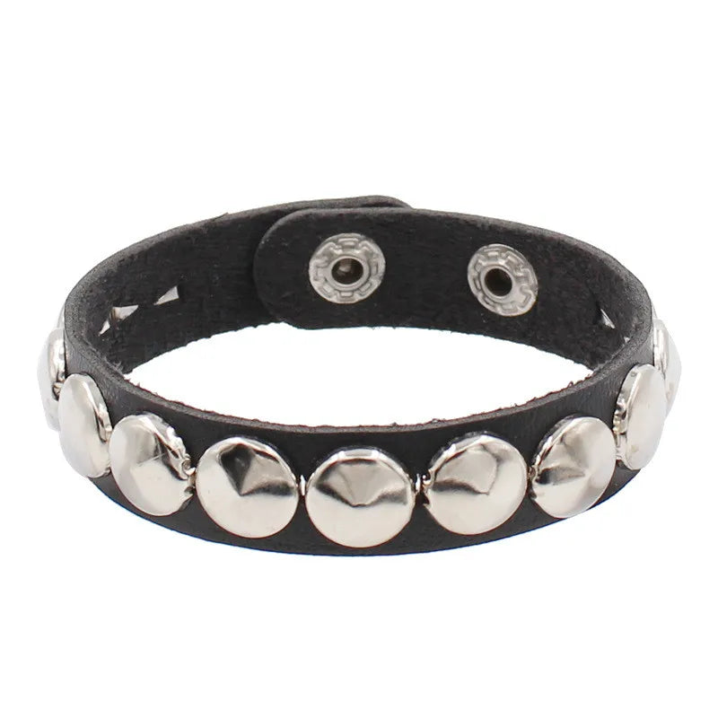 Punk Nieten Kettenarmband aus PU-Leder – Rock Style Lederarmband mit Spikes & Metallkette, Unisex Wristband für Damen & Herren