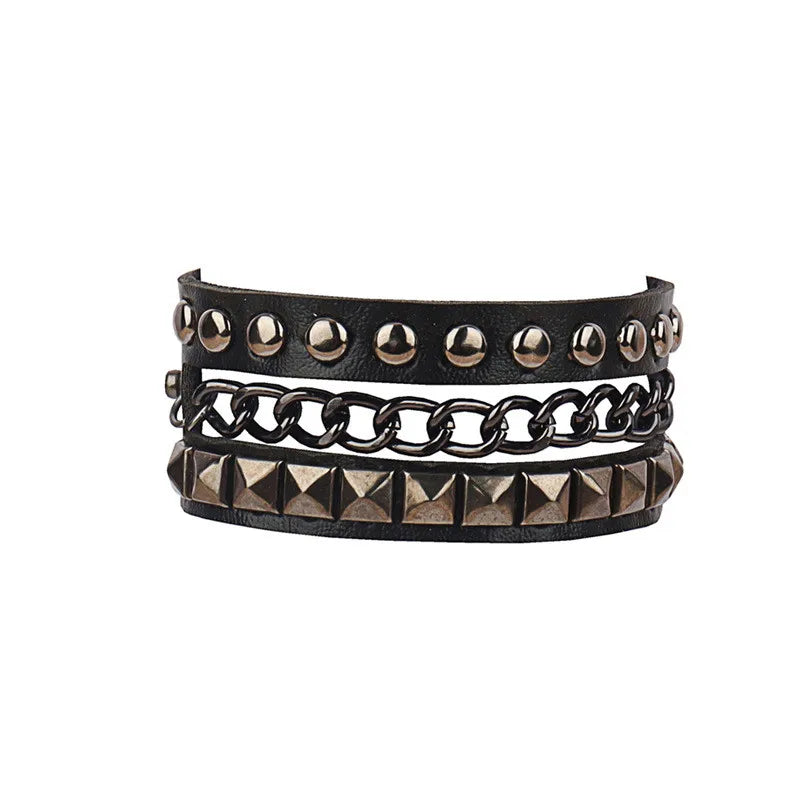 90s Punk Lederarmband mit Nieten – Dreireihiges PU Armband mit eckigen Spikes, Gothic Statement Bracelet für Damen 2024