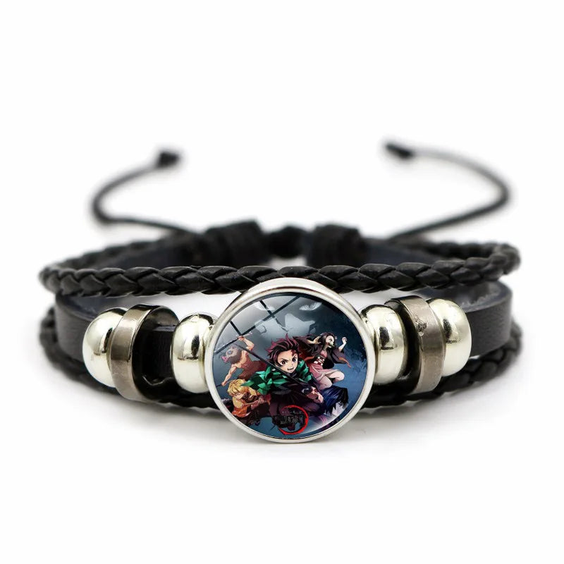 Demon Slayer™ Lederarmband mit Figuren-Charm – Tanjiro, Nezuko, Inosuke & Zenitsu | Verstellbares Fan-Armband mit Glasanhänger