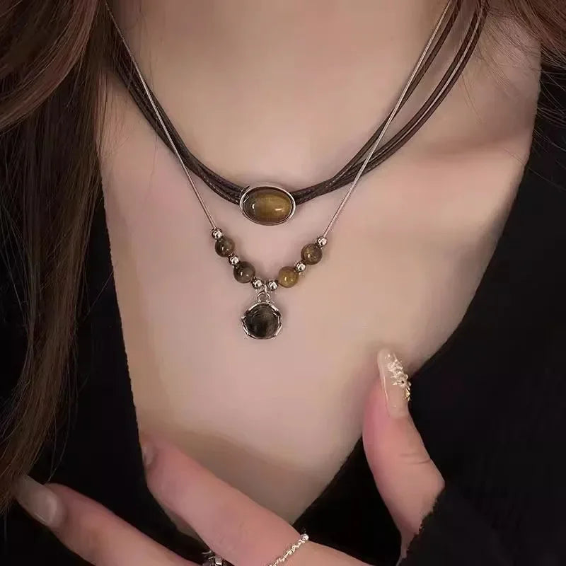 Collier en cuir vintage avec pendentif en pierre marron – Tour de cou rétro empilable et chaîne de clavicule dans un style hip-hop pour femmes