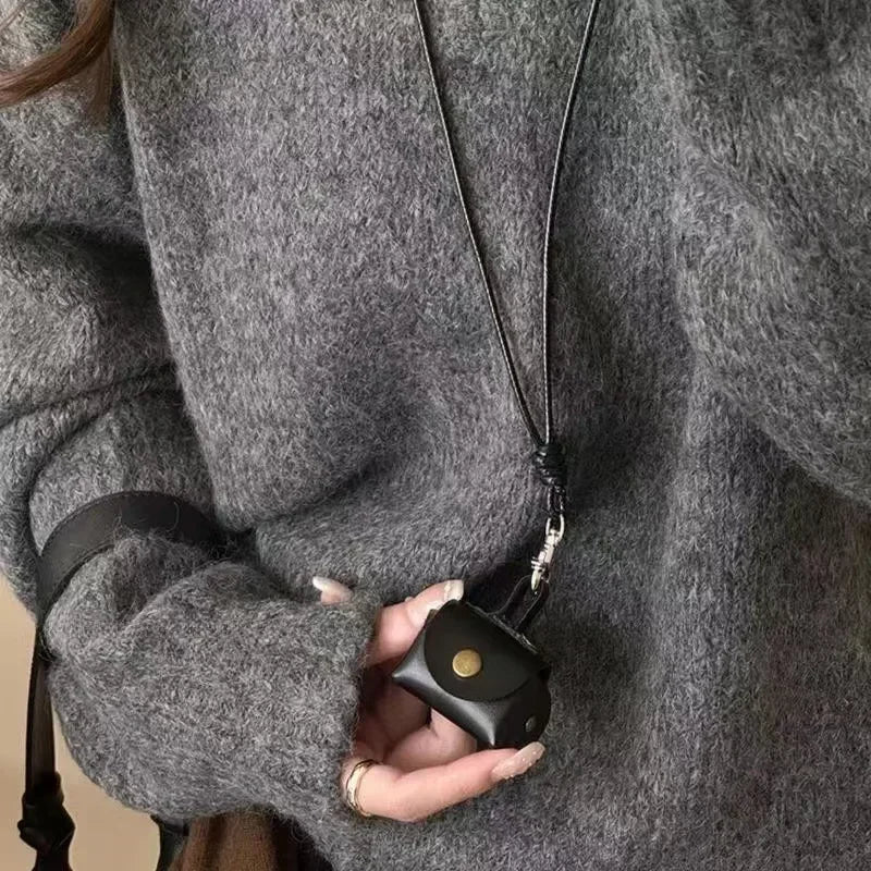 Retro Mini Leder-Taschen Halskette – Lange Kette mit kleinem Lederanhänger für Damen, modisches Sweater Necklace & Geschenkidee