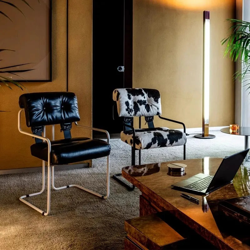 Französischer Retro Bürostuhl aus Echtleder – Eleganter Konferenz- & Schreibtischstuhl im Light-Luxury Design mit Armlehnen