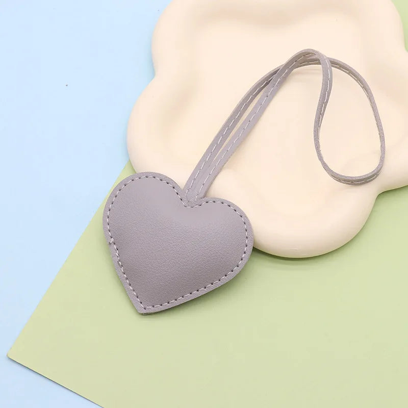 Herz Schlüsselanhänger aus Leder in Rosa & Rot – Süßer Love Keychain als Taschenanhänger & Geschenkidee für Frauen und Mädchen