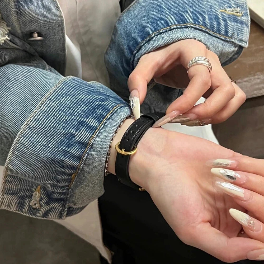 Elegante pulsera de cuero con bucle para Apple Watch de mujer – Correa de cuero de gran calidad de 38–46 mm y 49 mm para las series 1–11, SE y Ultra