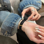 Elegante pulsera de cuero con bucle para Apple Watch de mujer – Correa de cuero de gran calidad de 38–46 mm y 49 mm para las series 1–11, SE y Ultra