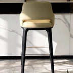 Tabouret de bar en cuir avec meubles de rangement et meubles de cuisine – Barhocker au design moderne en forme de triangle dans un minimalisme italien pour bar, cuisine et salon 