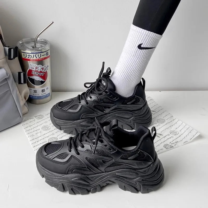 Damen Plateau Sneaker Schwarz – Modische Chunky Sport Schuhe mit Mesh & Lederoptik für Frühling & Sommer 2024