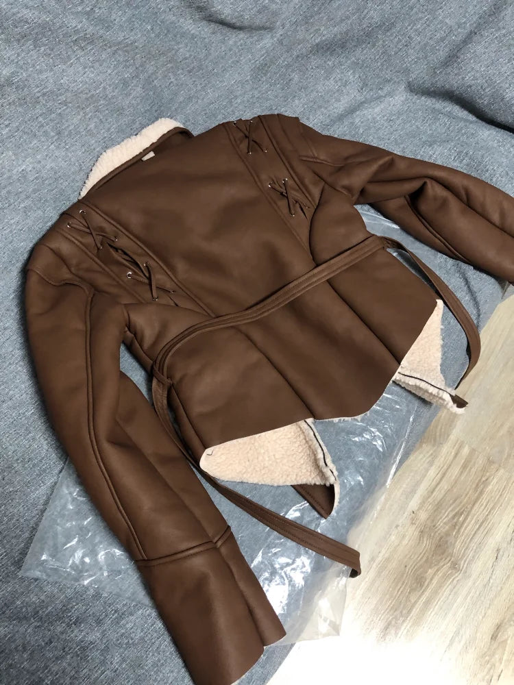 Damen Lederjacke mit Gürtel & Fellkragen – Elegante Streetwear Jacke mit Kapuze, Herbst/Winter Mode
