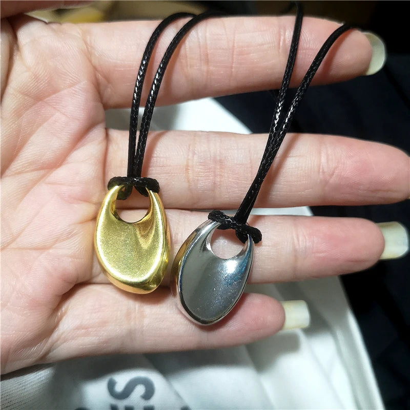 Verstellbare PU-Lederkette mit geometrischem Metallanhänger – Unisex Halskette mit irregulärem Charm & Clavicle Chain Design