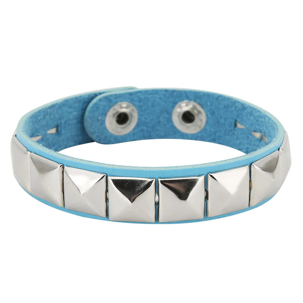 Punk Rock Lederarmband mit Nieten – Einreihiges PU Leder Cuff Armband mit quadratischen Spikes, Unisex Wristband für Damen & Herren
