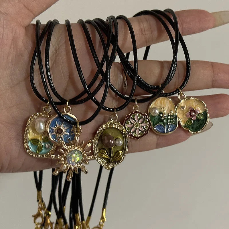 Vintage Lederkette mit Sonnen- & Blumenanhänger – Halskette mit Lederband & Emaille-Optik für Damen