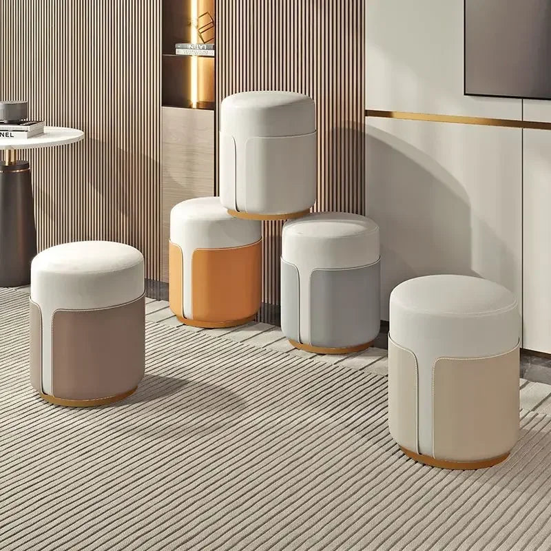 Runder Leder Sitzhocker – Kleiner niedriger Sofa- & Beistellhocker für Wohnzimmer, Lounge & Kaffeebereich