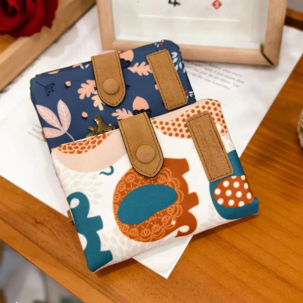 ISKYBOB Süße Damen Geldbörse aus PU-Leder – Kurze Wallet mit Reißverschluss & Druckknopf, Cartoon-Print, Kartenhalter & Münzfach