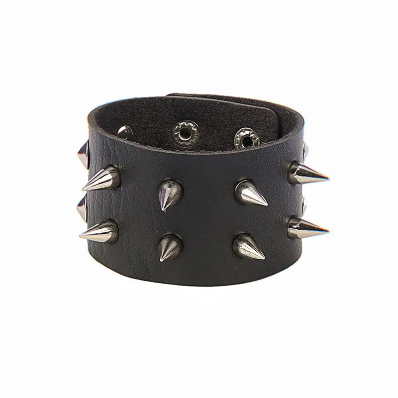 90s Punk Lederarmband mit Nieten – Dreireihiges PU Armband mit eckigen Spikes, Gothic Statement Bracelet für Damen 2024