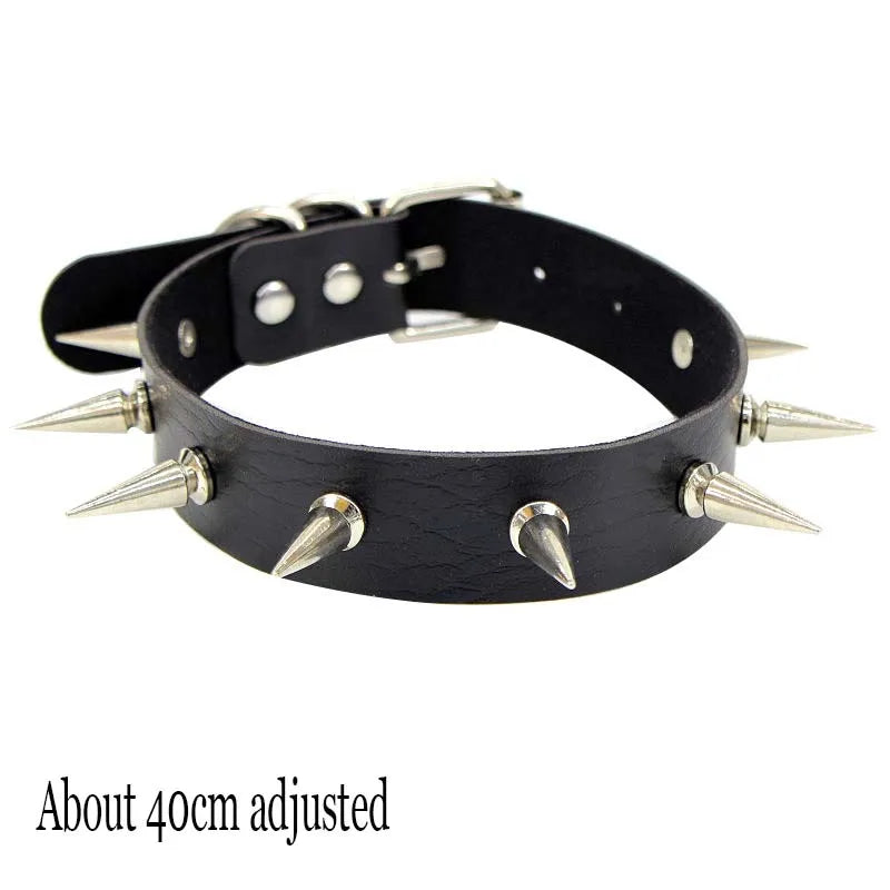 Punk Gothic Choker aus schwarzem PU-Leder – Fledermaus Halsband mit Herzschloss, Schlüssel & Spikes für Damen