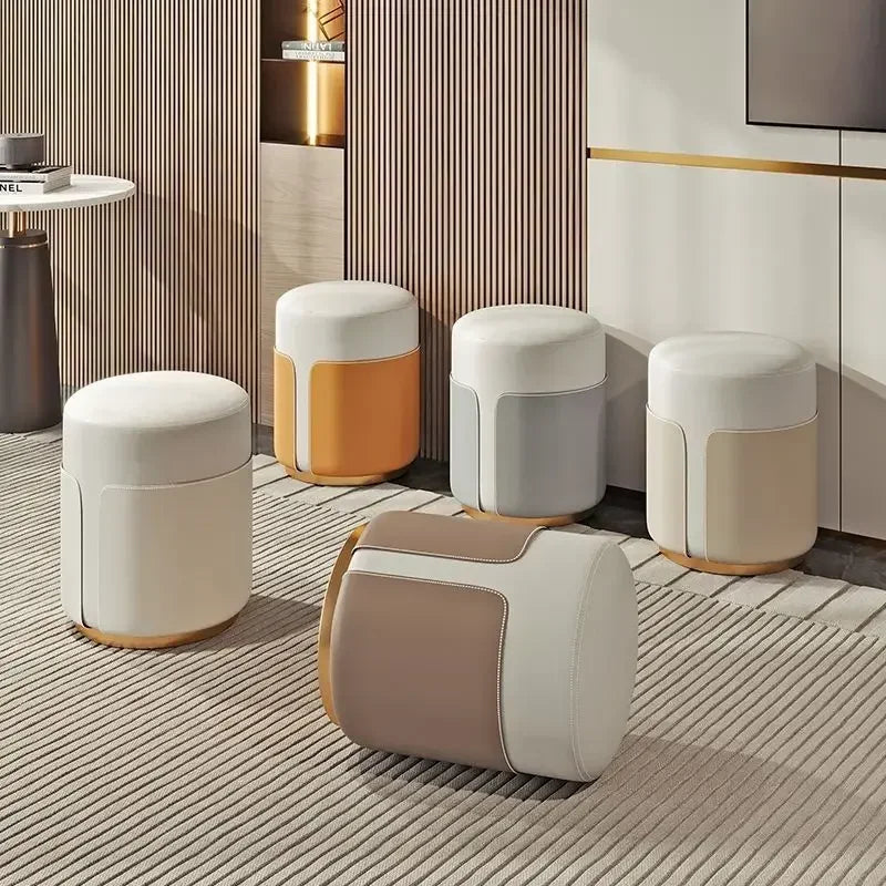 Runder Leder Sitzhocker – Kleiner niedriger Sofa- & Beistellhocker für Wohnzimmer, Lounge & Kaffeebereich