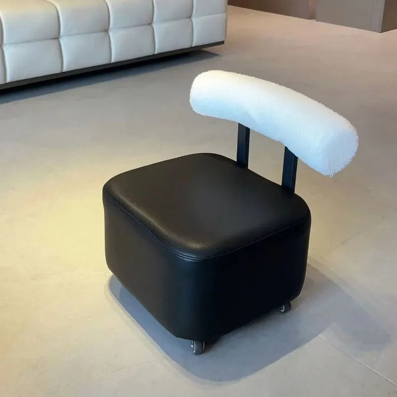 Kleiner Lederhocker mit Rückenlehne & Rollen – Stilvoller Ottoman & Fußhocker für Wohnzimmer, Schlafzimmer & Büro