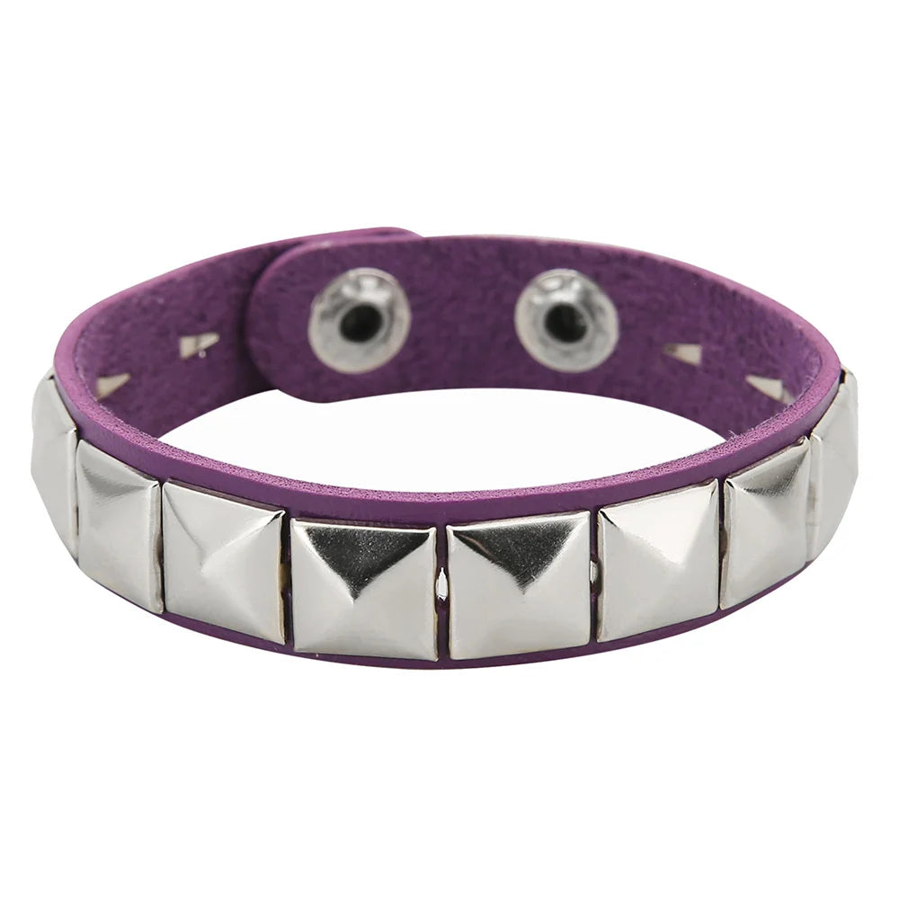 Punk Rock Lederarmband mit Nieten – Einreihiges PU Leder Cuff Armband mit quadratischen Spikes, Unisex Wristband für Damen & Herren