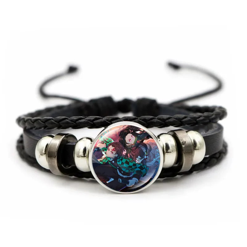 Demon Slayer™ Lederarmband mit Figuren-Charm – Tanjiro, Nezuko, Inosuke & Zenitsu | Verstellbares Fan-Armband mit Glasanhänger