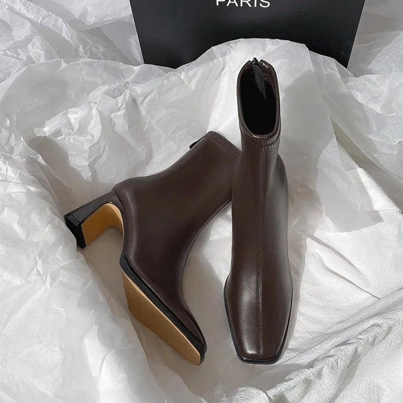 UETEEY Damen Ankle Boots mit eckiger Zehenform – Komfortable Stiefeletten mit Blockabsatz, Reißverschluss & Retro-Design