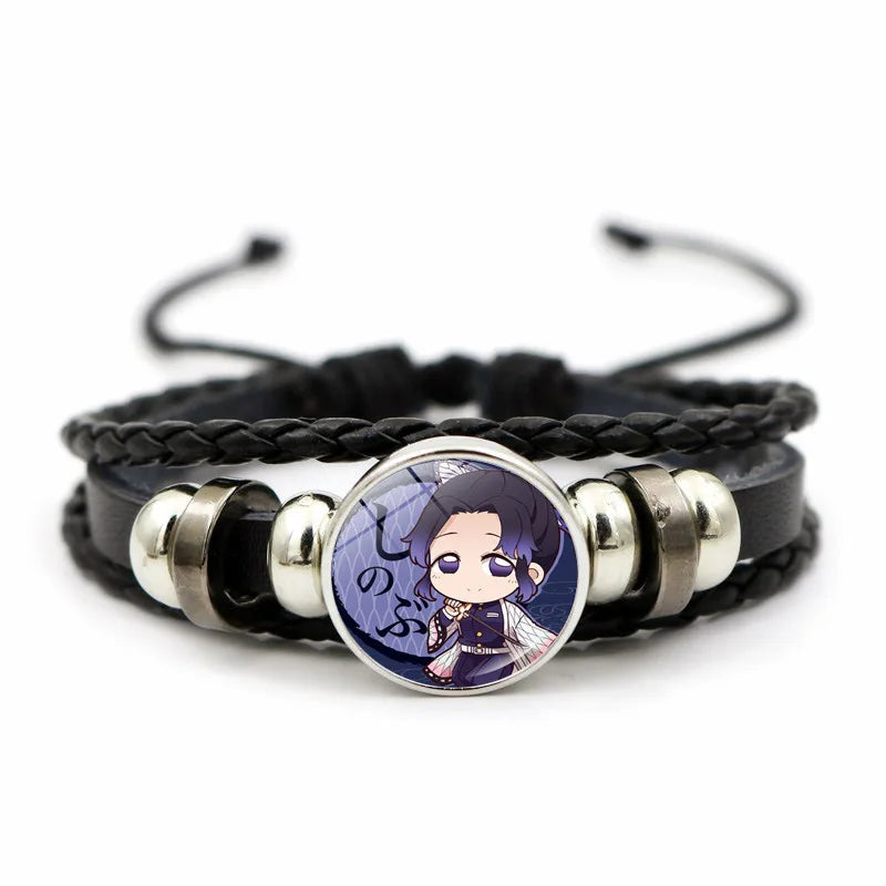 Demon Slayer™ Lederarmband mit Figuren-Charm – Tanjiro, Nezuko, Inosuke & Zenitsu | Verstellbares Fan-Armband mit Glasanhänger