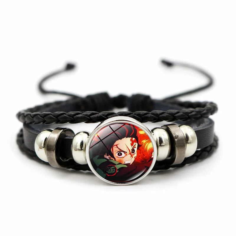 Demon Slayer™ Lederarmband mit Figuren-Charm – Tanjiro, Nezuko, Inosuke & Zenitsu | Verstellbares Fan-Armband mit Glasanhänger