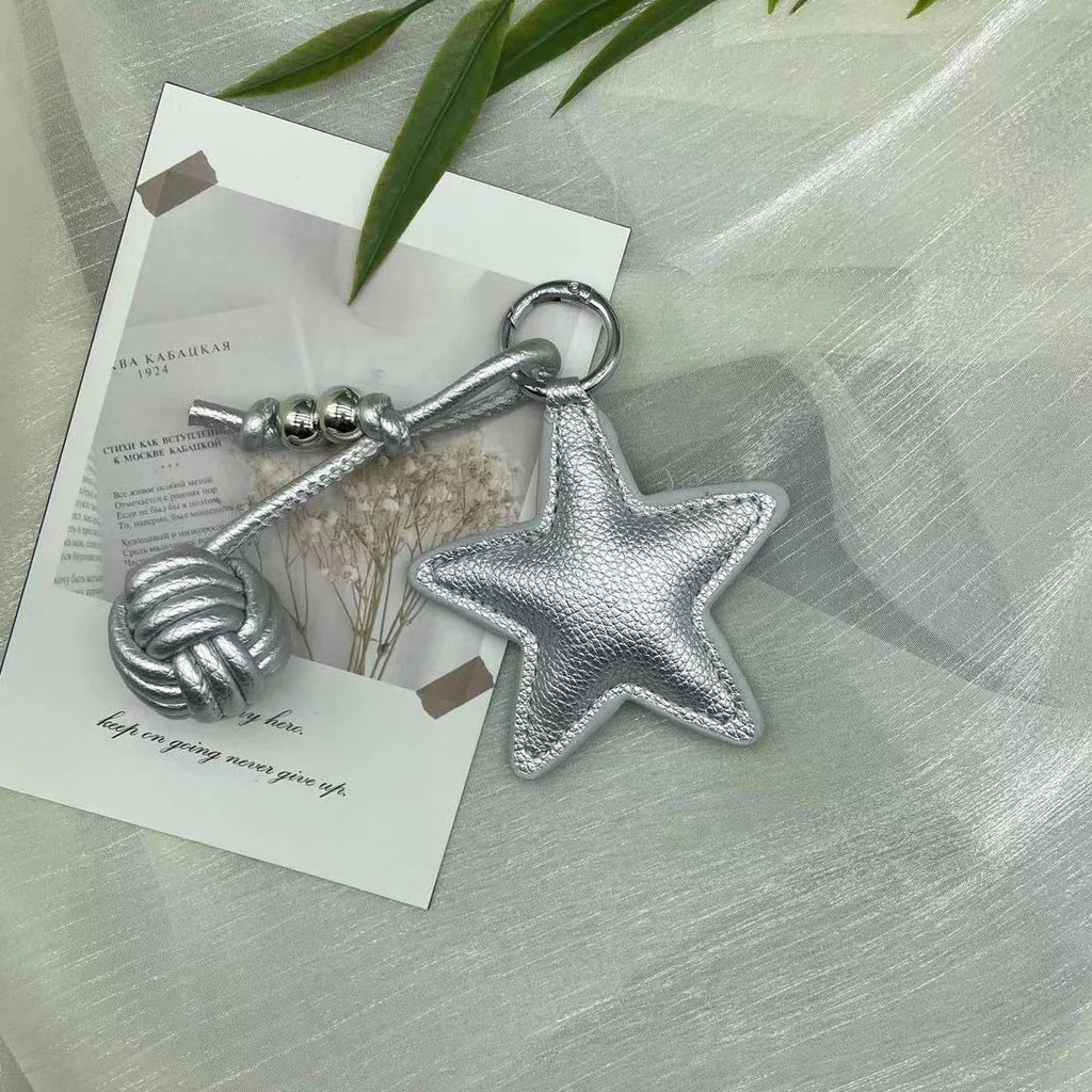 Fünfzackiger Stern Schlüsselanhänger aus Leder – Creativer Keyring mit geflochtener Lederkugel, stilvoller Taschen- &amp; Autoschmuck 