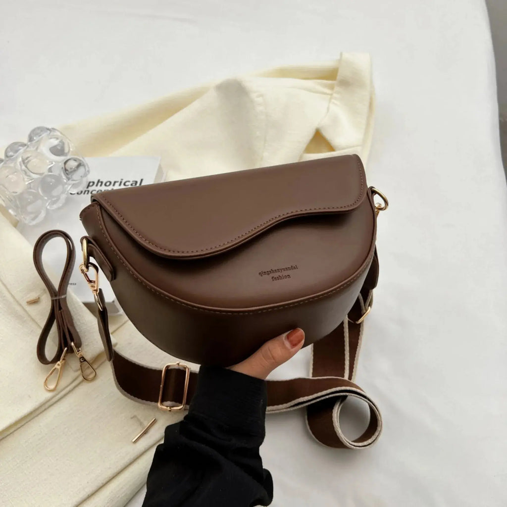 Damen Vintage Saddle Bag – Kleine Schultertasche aus PU-Leder mit Klappe & Breitem Crossbody-Riemen