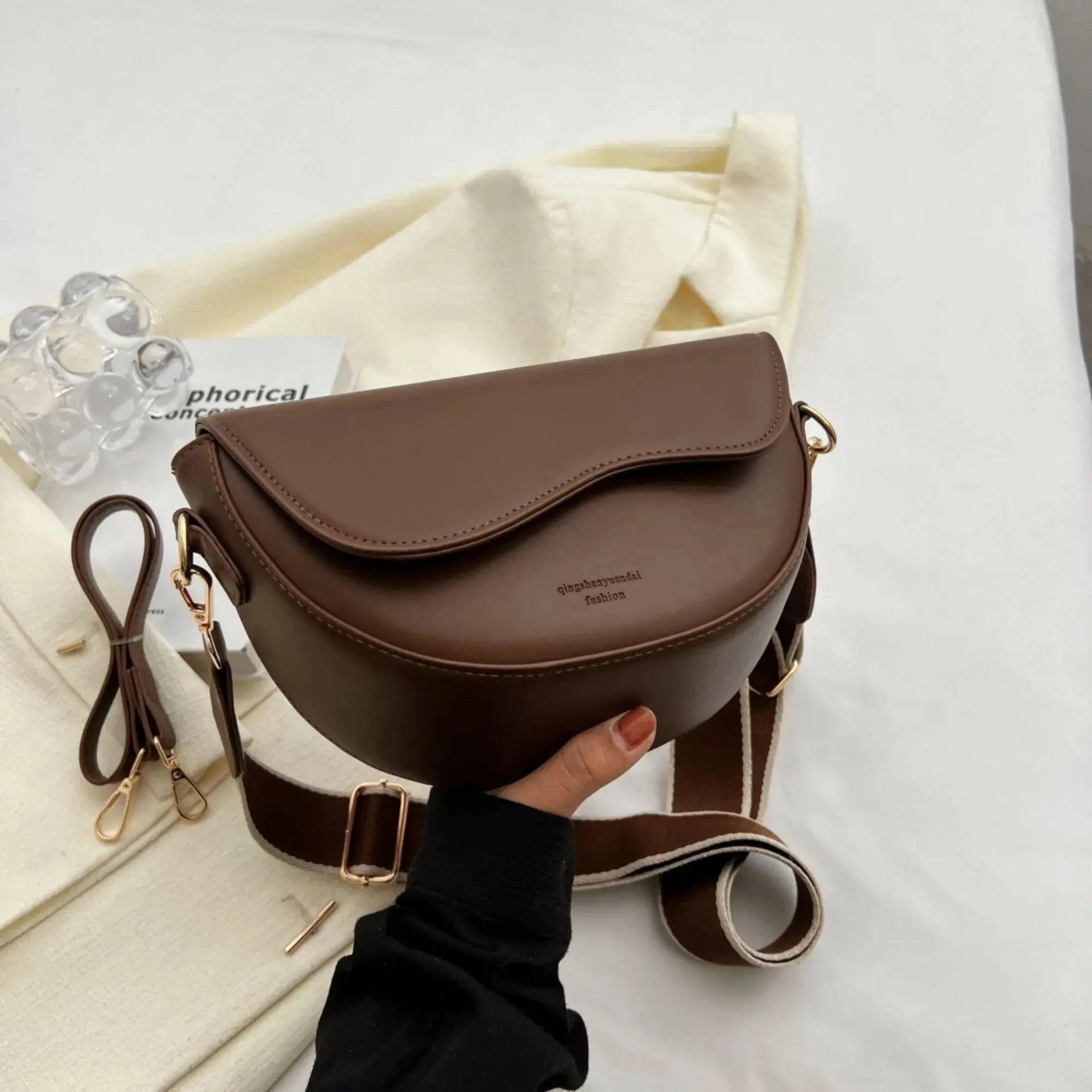 Sacoche de selle vintage pour femme – Petite pochette de transport en cuir PU avec boutons et bretelles à bandoulière 