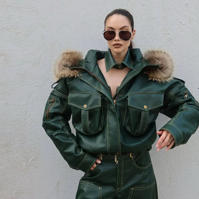 Damen Lederlook Zweiteiler 2025 – High-Street Set aus Jacke & Hose mit abnehmbarer Kunstfell-Kapuze, Herbst- & Winter-Outfit mit Stil