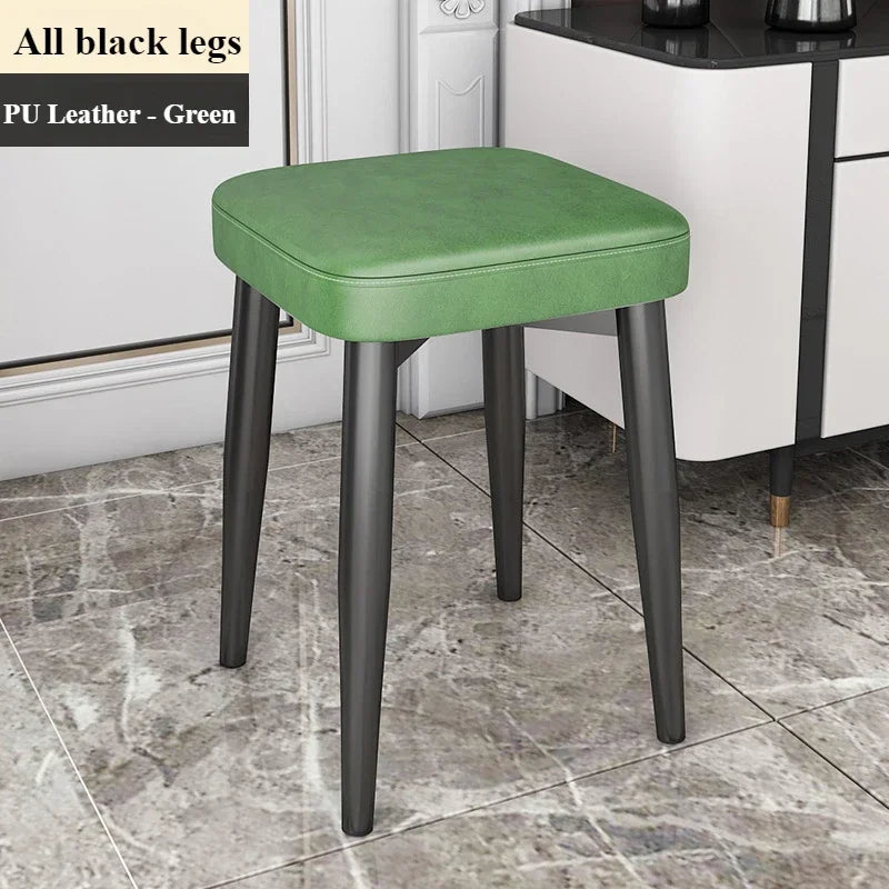 Moderner Esszimmerstuhl aus Leder mit Latexpolster – Stapelbarer Light-Luxury Dining Chair mit Carbonstahlrahmen & rutschfesten Füßen