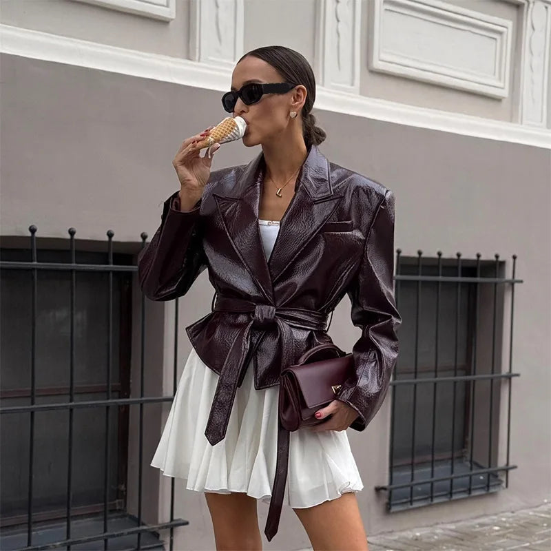 Vintage Damen Lederjacke mit Gürtel – Slim Fit Kurzjacke mit Schnürdetails, Reverskragen & Y2K High-Street Style