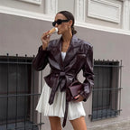 Vintage Damen Lederjacke mit Gürtel – Slim Fit Kurzjacke mit Schnürdetails, Reverskragen & Y2K High-Street Style