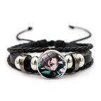 Demon Slayer™ Lederarmband mit Figuren-Charm – Tanjiro, Nezuko, Inosuke & Zenitsu | Verstellbares Fan-Armband mit Glasanhänger