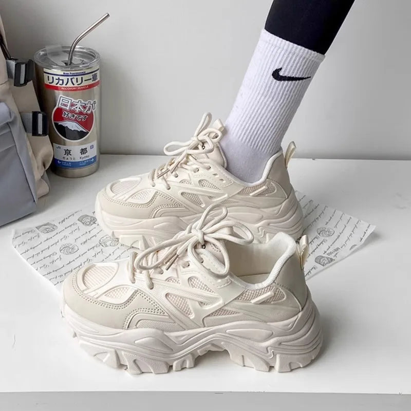 Damen Plateau Sneaker Schwarz – Modische Chunky Sport Schuhe mit Mesh & Lederoptik für Frühling & Sommer 2024