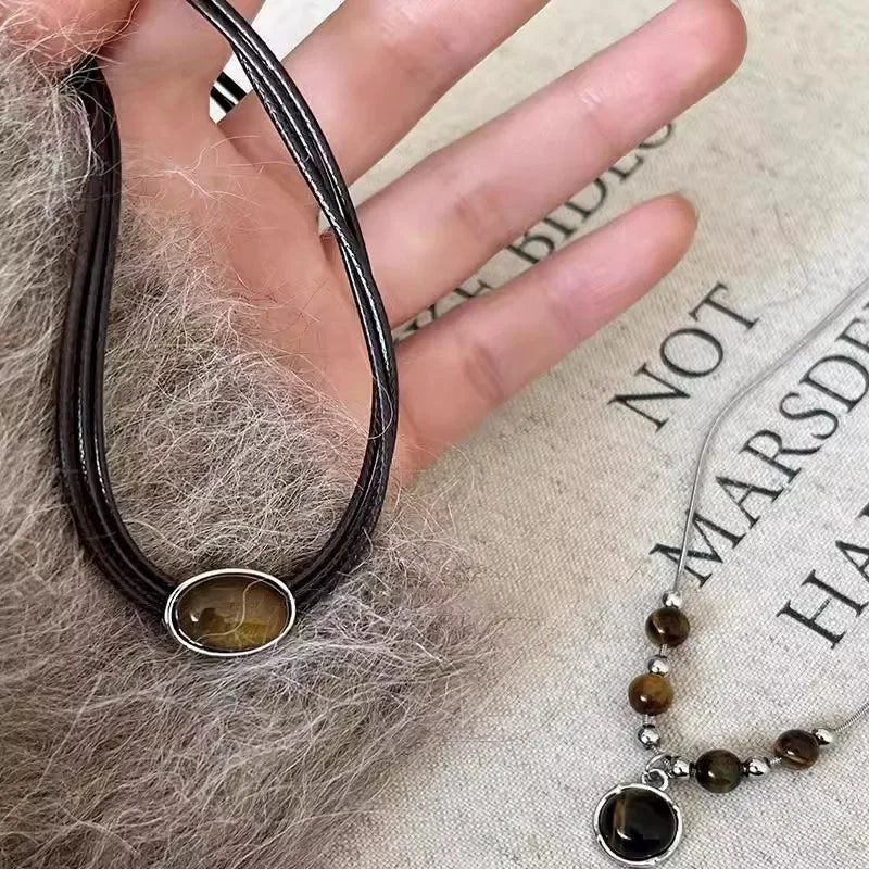 Collier en cuir vintage avec pendentif en pierre marron – Tour de cou rétro empilable et chaîne de clavicule dans un style hip-hop pour femmes