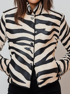 Damen PU Lederjacke mit Zebra-Streifen – Elegante chaqueta retro con Stehkragen, Knöpfen y Taschen para frutas y hierbas 
