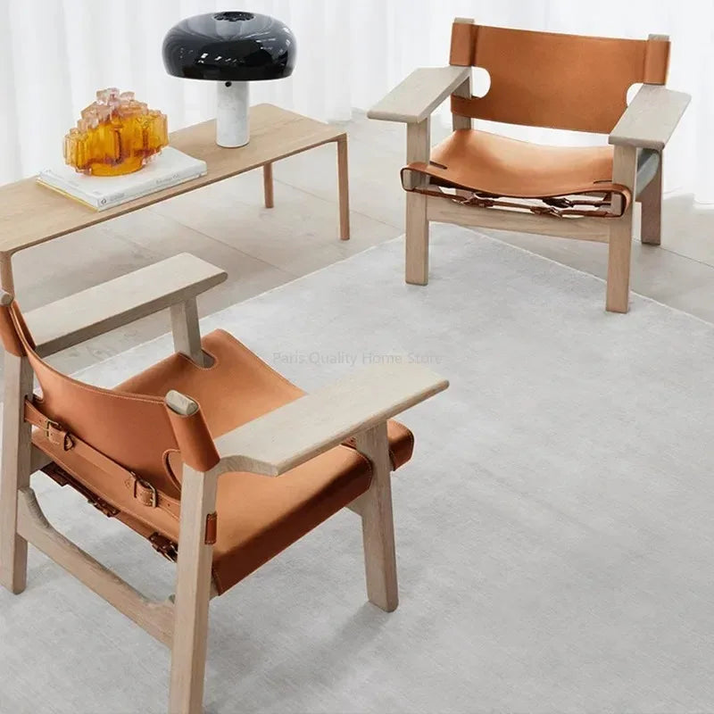 Nordischer Jagdstuhl aus Massivholz mit Sattelleder – Wabi-Sabi Design Lounge- &amp; Balkonstuhl mit Armlehnen