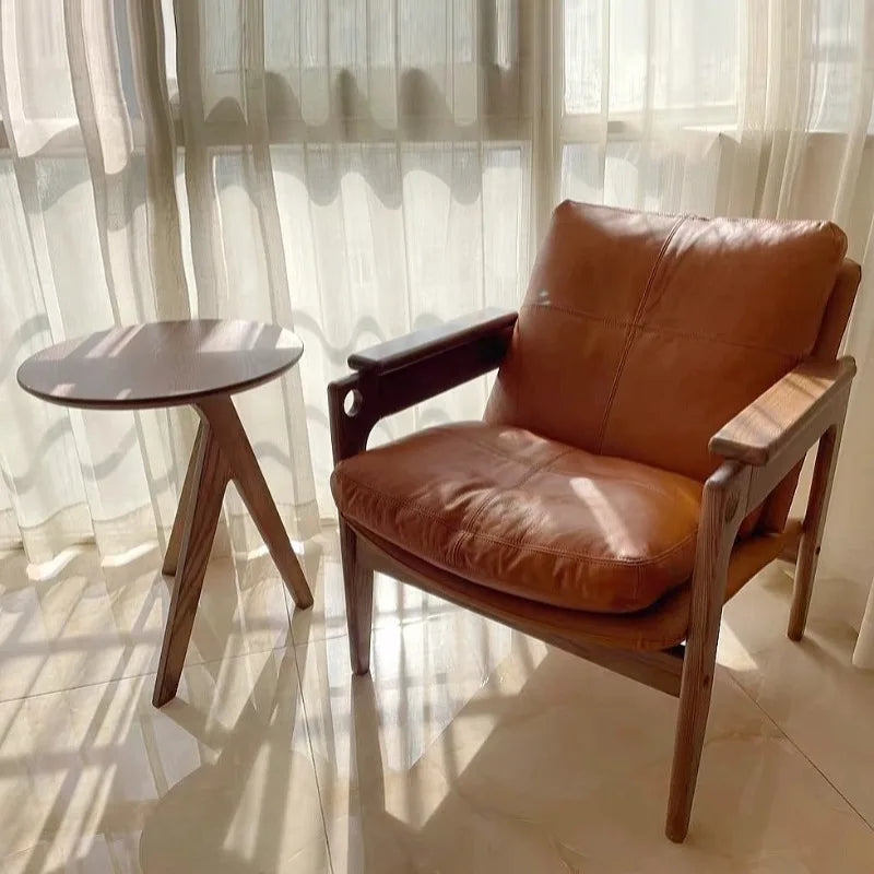 Luxuriöser Leder-Armchair im nordischen Design – Komfortabler Designer-Sessel aus Massivholz mit weicher Rückenlehne für Wohnzimmer