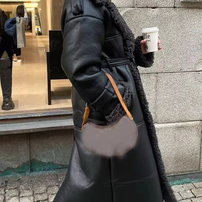 Damen Lange Lederjacke mit Kunstfell – Wintermantel mit Reverskragen & Gürtel, warme Streetwear Jacke im Patchwork-Look