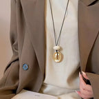 Verstellbare PU-Lederkette mit geometrischem Metallanhänger - Halskette unisex mit irregulärem Charm &amp; Clavicle Chain Design 